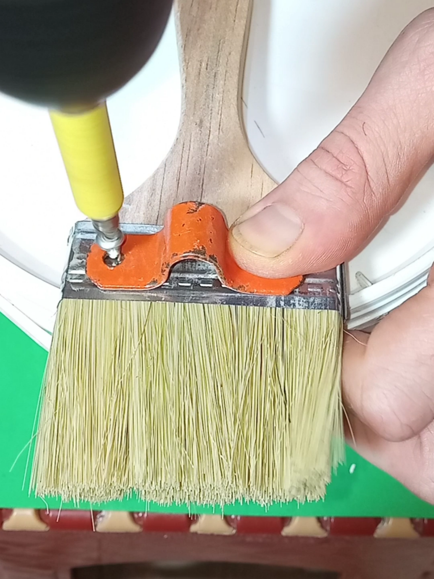 Easy hacks to do at home! Useful tips and tricks with a binder clip and a brash #DIY #howto #tips #homehacks #painting #painters #tools #tricks