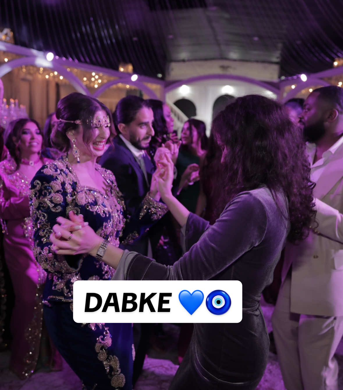 Quand le karakou algérien 🇩🇿 fait la charmante connaissance de la dabke libanaise 🇱🇧.               💙 #algerie #libanon #karakou #dancer #dabke #fyp #couplemixte #moyenorient #maghreb #loveyou #ambiance #mariage #annaba #beyrouth 