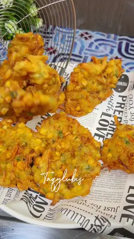 Resep bakwan jagung  Tepung terigu  Tepung beras  2 buah Jagung  1 buah wortel  Daun bawang  Seledri  1 sdt Garam  1 sdt ketumbar  1sdt baking poder  1 sdt Penyedap  1 sdt Lada  Air secukupnya  Bahan halus  6 siung Bawang merah  4 siung bawang putih  4 buah Kemiri #masakan #masakansimple #masakanrumahan #masakanindonesia #masakansederhana #masakannusantara #masakantiktok #masakanviral #reseptiktok #resep #resepsimple #resep #menu #menuviral #menusimple #menurumahan #menusederhana 