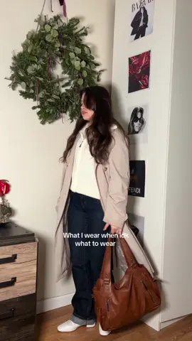 Jeans. t shirt.  sweater.  trench.  ✨👏🏼  #outfitideas #whattowear 