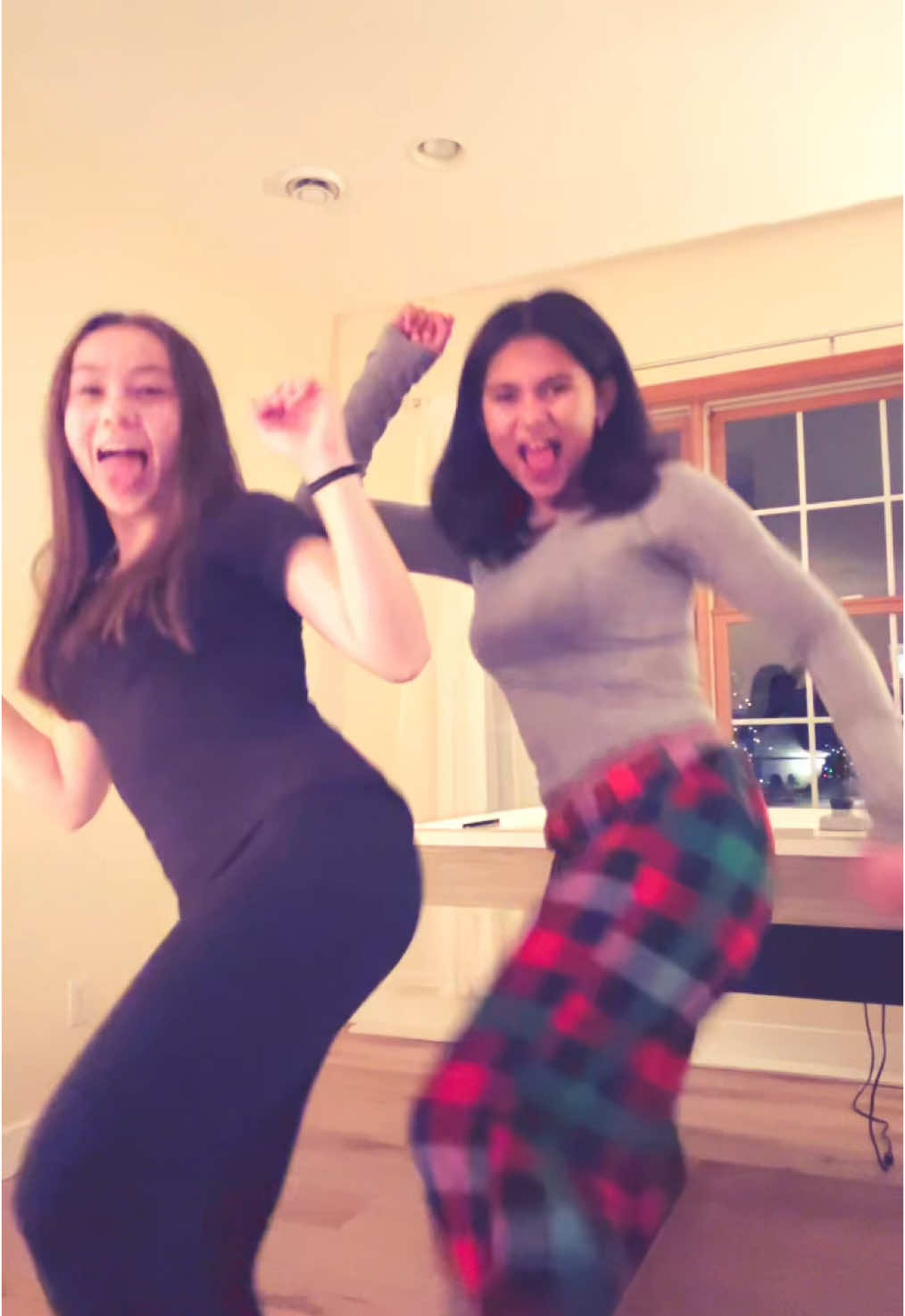 thanks @aubry @roewynspam @Willow ||| #fyp #christmas #viraltiktok #makeusfamous #dances #bsf #bestie 