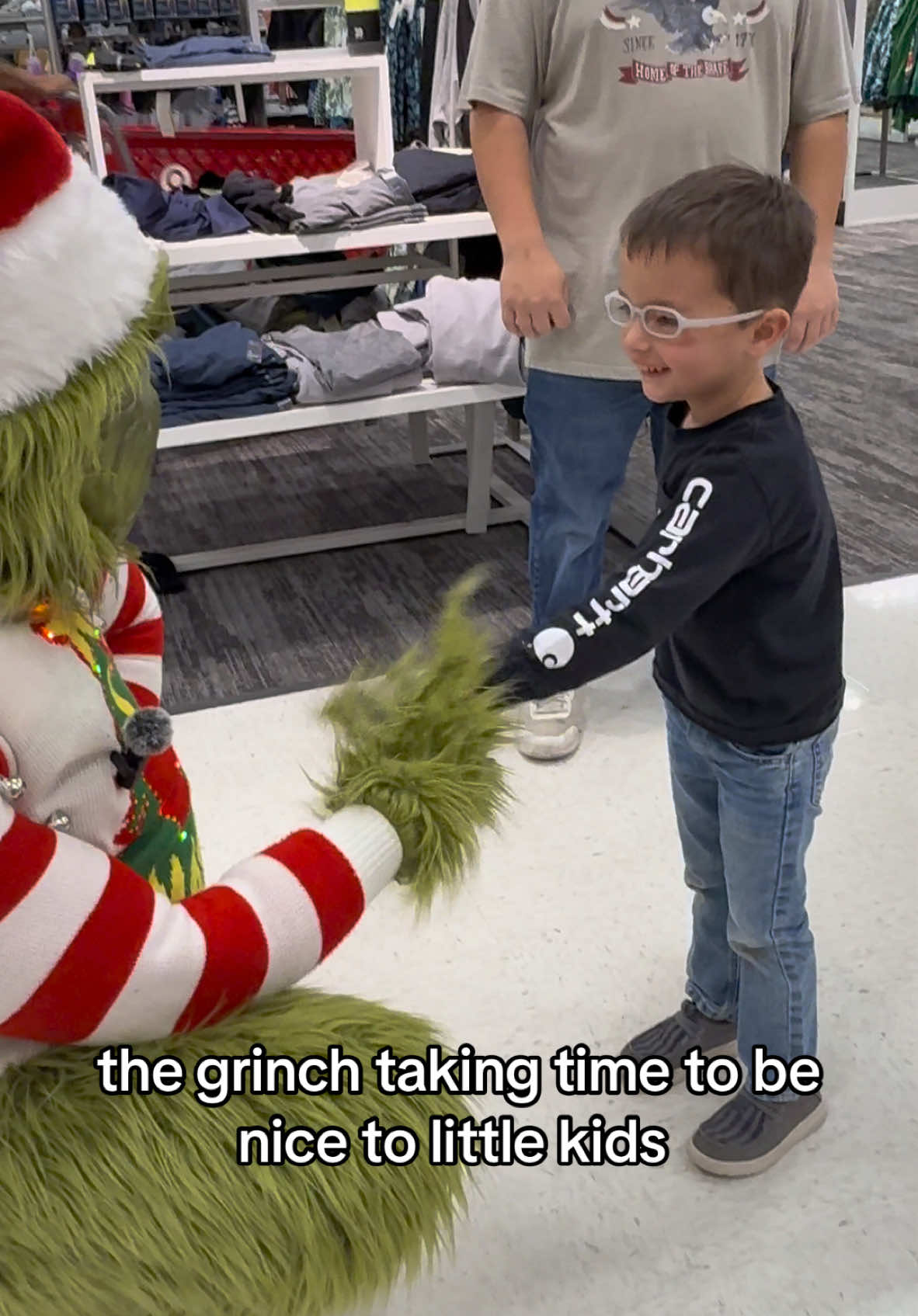 🎄 The Grinch is in his nice era! 💚 Spotted: Hugging kids, handing out gifts, and spreading holiday cheer. Who knew his heart could grow again?! ❤️ Is this the new Grinch, or just a holiday phase? 🤔 #TheGrinch #ChristmasCheer #NiceGrinch #christmas 