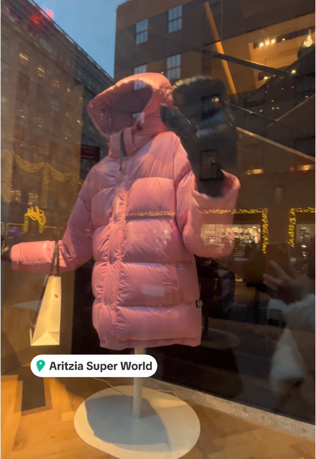 All I could think of passing this window today 😭😭😭 someone get me an @Aritzia puffer 🤞🤞 Should I ask for one for christmas??? 🤔🤔 #blackpuffer #puffercoat #pufferjacket #aritziajacket #aritzia #areyoufromnewyorkeven #newyork #puffercoats #blackpufferjacket #newyorkcity #manhattannewyork 