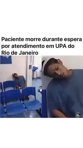 Um homem faleceu na noite de sexta-feira (13) enquanto aguardava atendimento na UPA da Cidade de Deus, no Rio de Janeiro. Testemunhas afirmam que ele chegou gritando de dor, mas precisou esperar até que outros pacientes alertassem sobre sua aparente morte. Imagens mostram o momento em que funcionários o retiram de uma cadeira já desacordado e o levam para a Sala Vermelha, onde a parada cardiorrespiratória foi confirmada. A Secretaria Municipal de Saúde abriu sindicância para investigar o caso, analisando prontuários e imagens de segurança. (Fonte: @exclusivo24hs) #upa #saude #hospital #medicos #pacientes #enfermagem #riodejaneiro #fyp #fy 