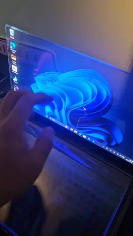 E se o futuro dos notebooks fosse totalmente transparente? 🤯💻  A Lenovo tá apostando nisso com um conceito de tela OLED transparente apresentado no MWC 2024. Futurista? Sim. Prático? A gente ainda não sabe! 👀✨ Imagina abrir o notebook e enxergar através dele… Você usaria? #TechDoFuturo #Lenovo #NotebookTransparente