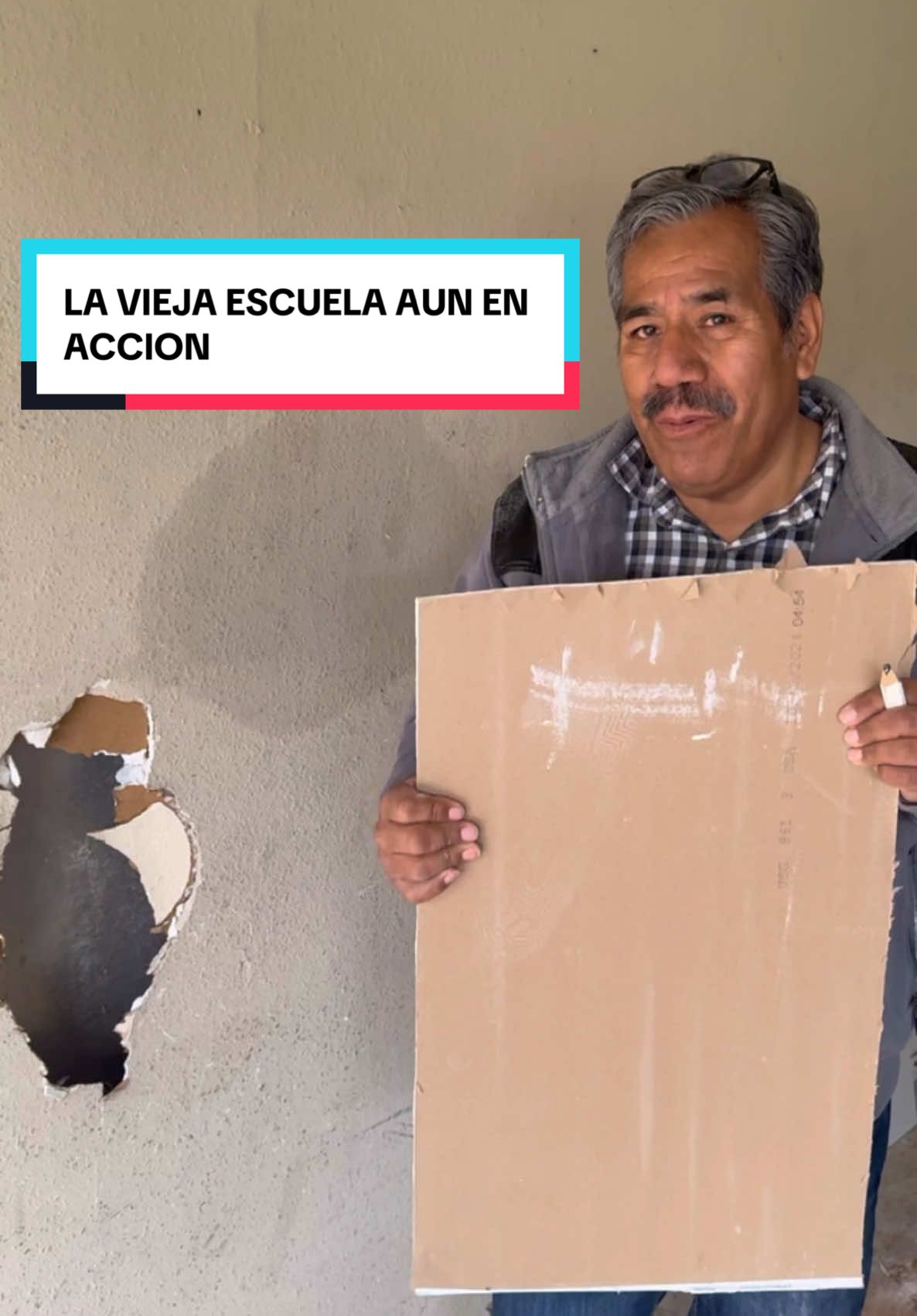 LA VIEJA ESCUELA AUN EN ACCION 🗣️ nos llamaron para hacer este parchesito en un garage… 🚗 PARTE 1 #construccion #trabajo #drywall #mexicanosenusa #remodeling #fyp #tepieros 