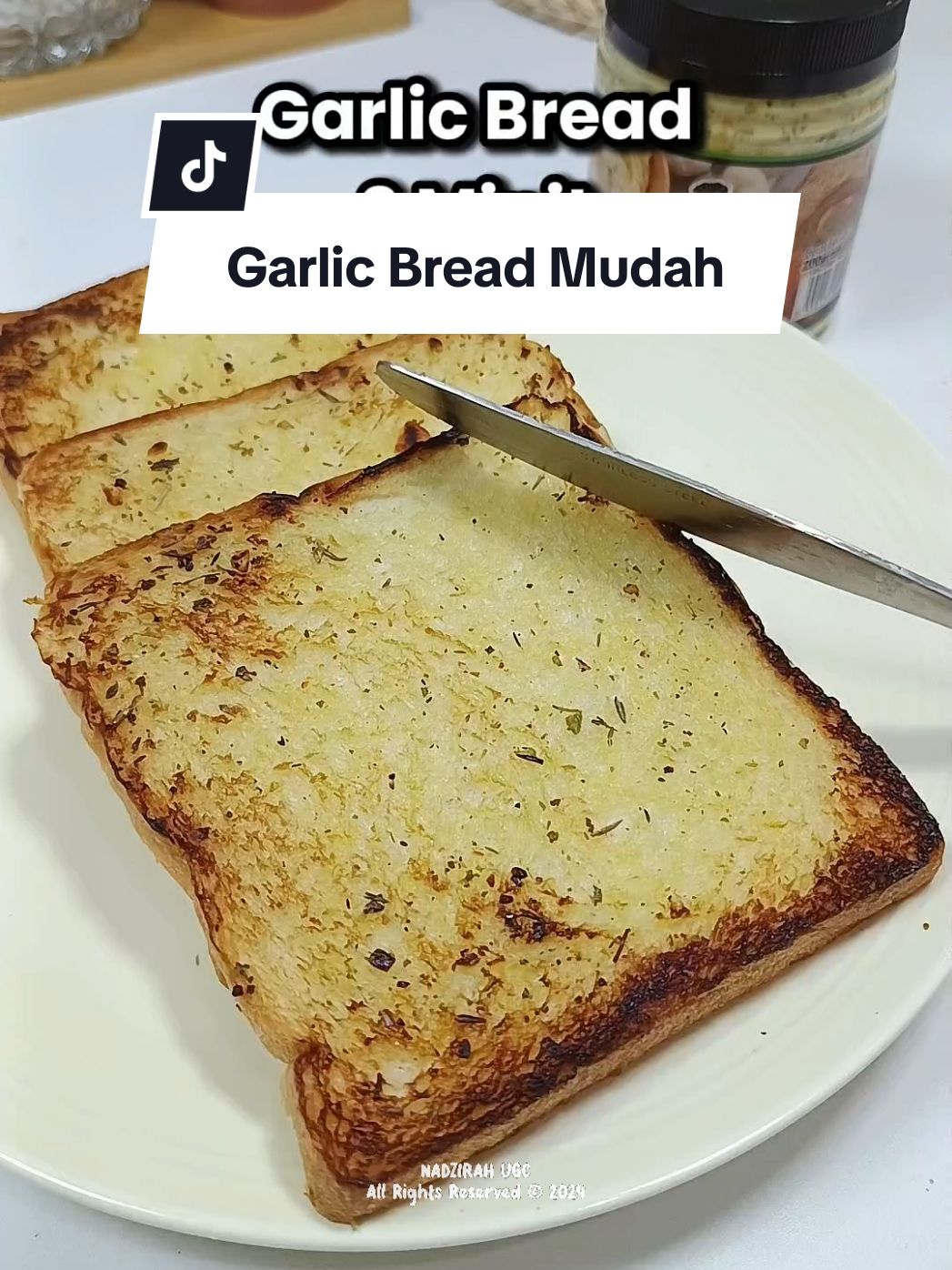 Dulu gigih potong bawang putih sendiri & gaul dgn buttercup sbb garlic bread kat kedai mahal (tp tak semua sedap 🙈) Sekarang beli garlic spread yg dah siap campur mix herbs je. Lagi mudah. Hari-hari boleh makan garlic bread kat rumah 😋✨ #garlicspread #garlicspreadchefustazah #garlicbutter #garlicbread #rotibawangputih #nadzirahugc 