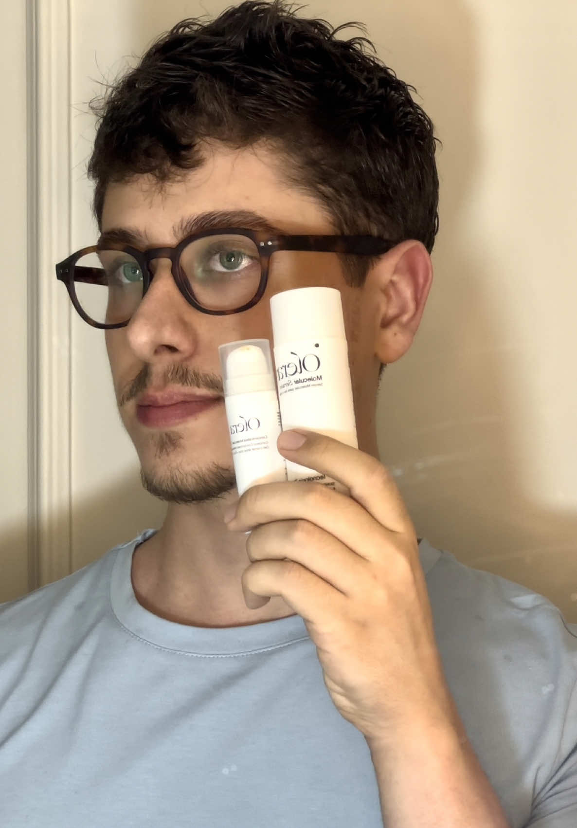 É só um vídeo Instagram… 👍🤓 Voltando com os vídeos de skincare aqui!  Produtos usados: 1. Creme de cabelo da Amend 2. Sérum Molecular da Olera 3. Eye & Lip Complex @Olera Biotech Beauty  4. Perfume Blue Man Zara