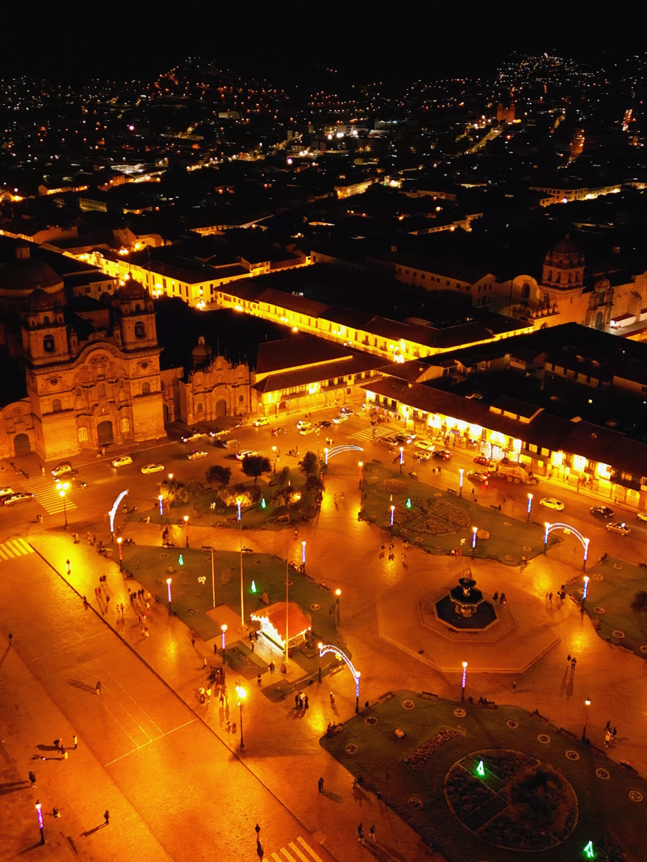 🌟Hermosa vista nocturna de la Plaza de armas del Cusco, Perú💫♥️ ##cusco #peru🇵🇪 #lasso #noche #frase 