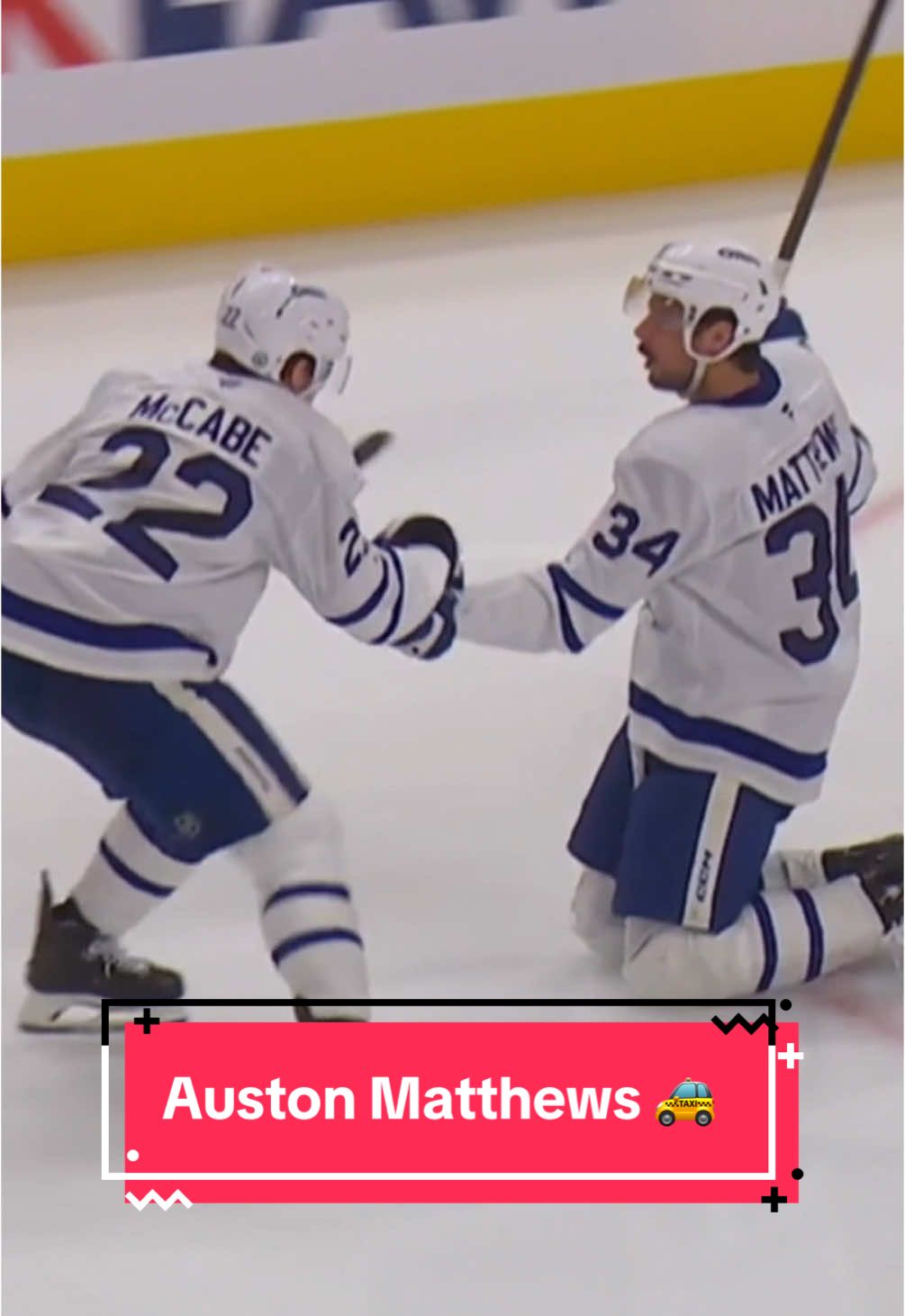 Jake McCabe offre un lift jusqu’au banc à Auston Matthews! 🤝 #NHL #leafs 