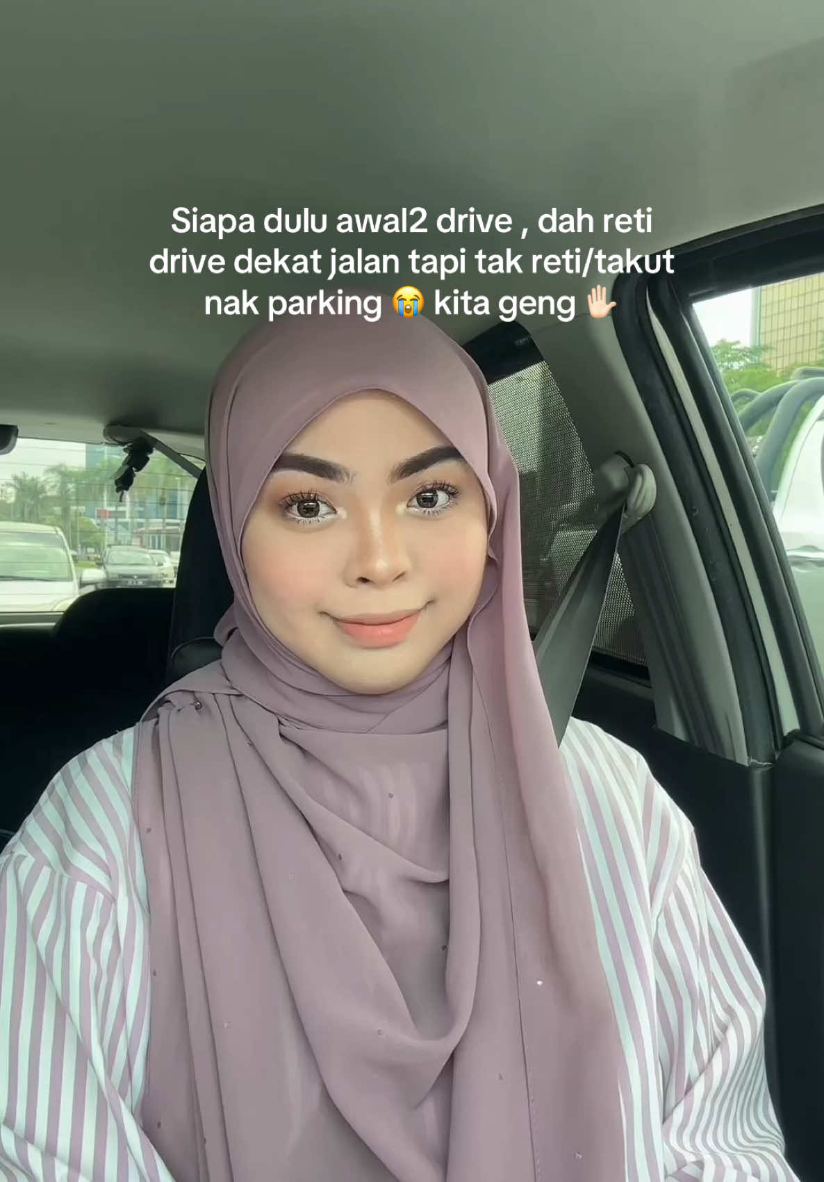 dulu masa pergi mall dgn kwn , nasib kawan reti haha smpai mall tukar posisi terus mnta tolong di parking 😭 kta gelabah klau ada kereta dkt blkg menunggu