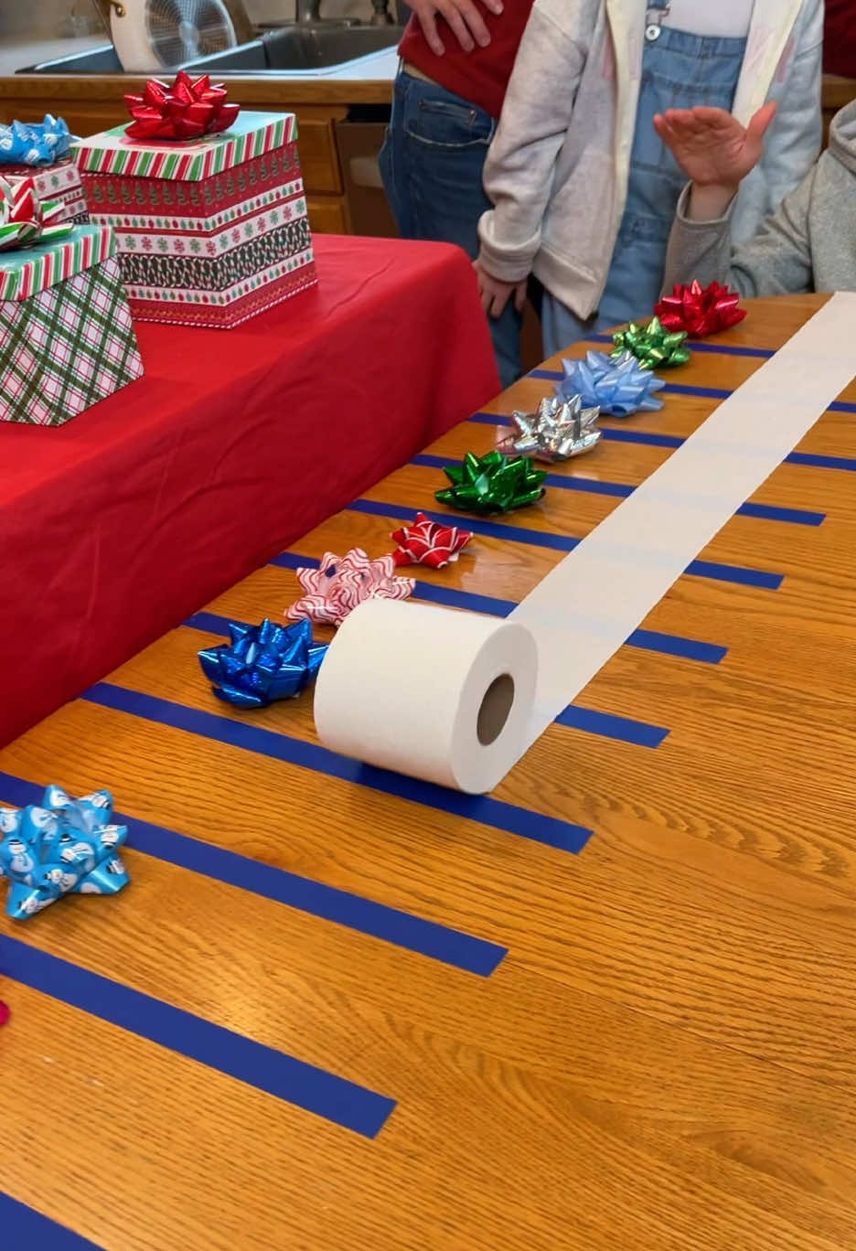 Perfect Game for your Christmas Party 🎁 #fyp #familygame #christmas #partygame #dad #mom #holiday #holiday #DIY 