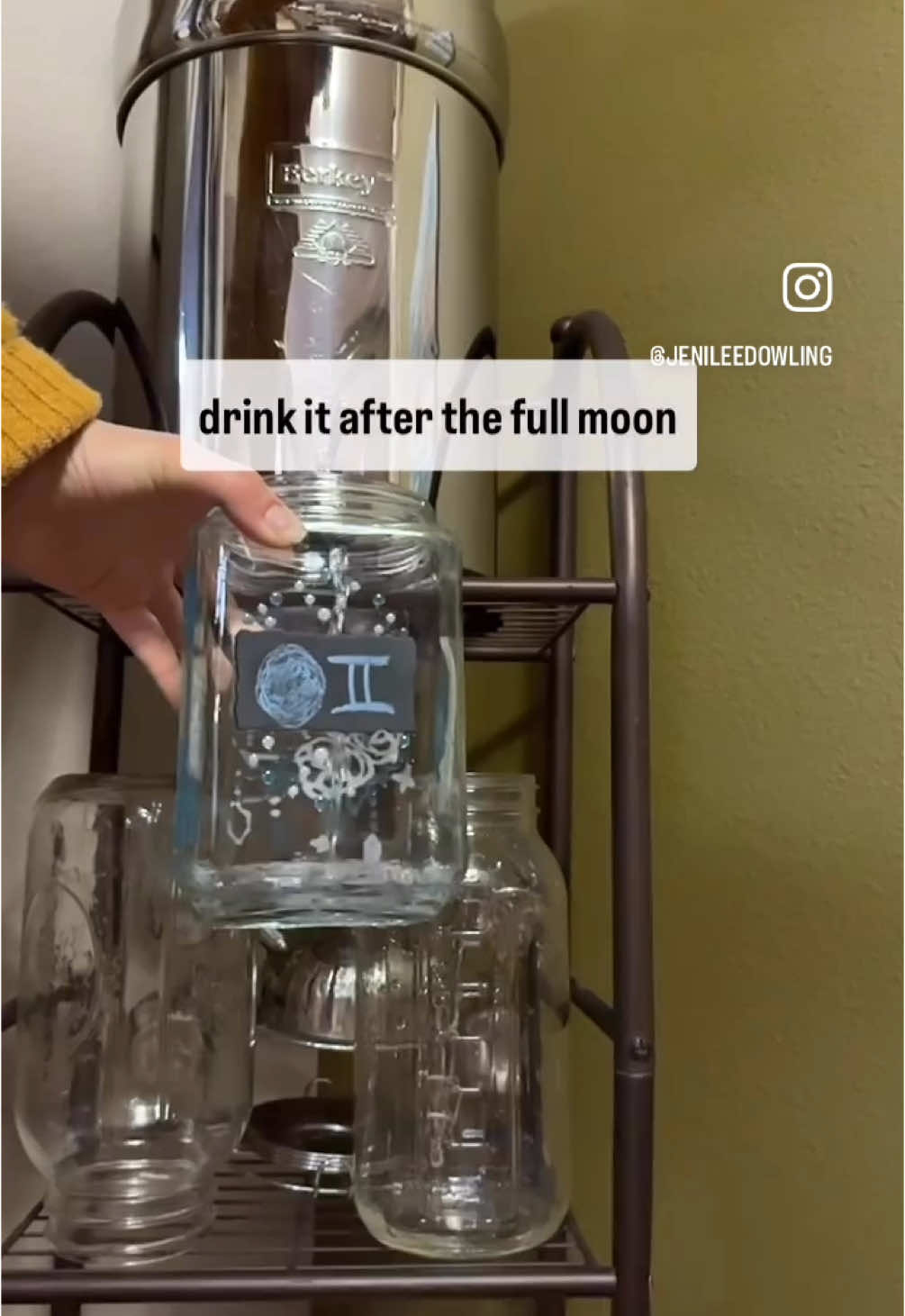 Why you should make moon water tonight🌕💦♊️✨🪽 • #geminifullmoon #fullmoonvibes #moonwater #fullmoonenergy #fullmoonritual #fullmoon #astrology #astrologytransits #astrologytiktok #astrologers #astrologytips #astrologyfacts #selfhealers #astrologyvibes #astrologysigns #healersoftiktok #energy #fullmoonwater 