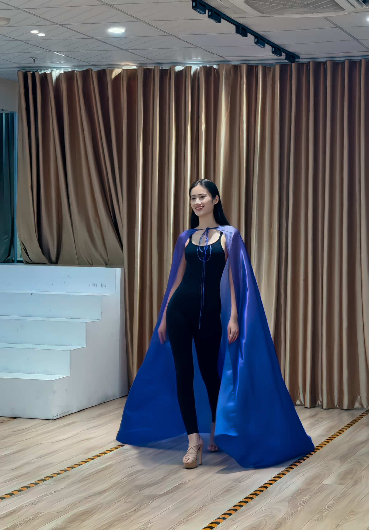 Part 4: Buổi học catwalk của Ý Nhi cùng chị Minh Tú  #RoadtoMissWorld #HuynhTranYNhi #MissWorldVietnam2023 #SenVangEntertainment #SenVang 