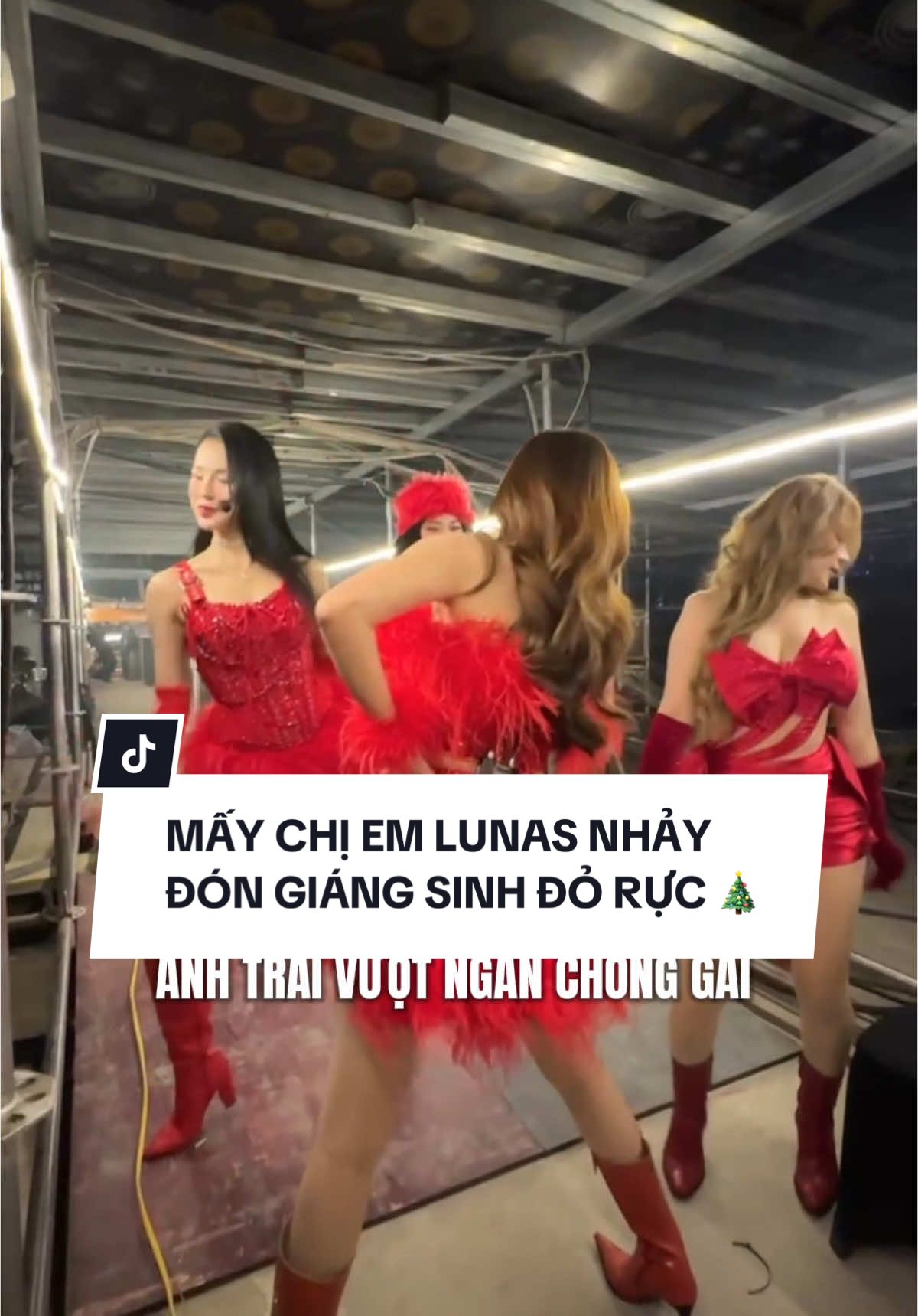 Mấy chị gái của tôi nhảy đón giáng sinhhh @Ninh Dương Lan Ngọc @Diệp Lâm Anh @Huyền Baby @Khong Tu Quynh #lightontv #anhtraivuotnganchonggai #lightontalent #showbiz #lunas 