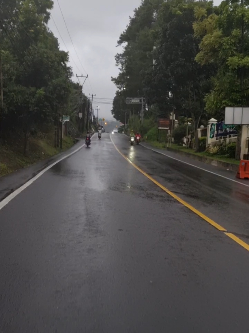 Jalur puncak pagi ini... #puncak #bogor #pagi #jalan #mendung #fyp #fypシ #tiktok #adem #motoran #storytime #storywa #sebatasperjalananpribadi 