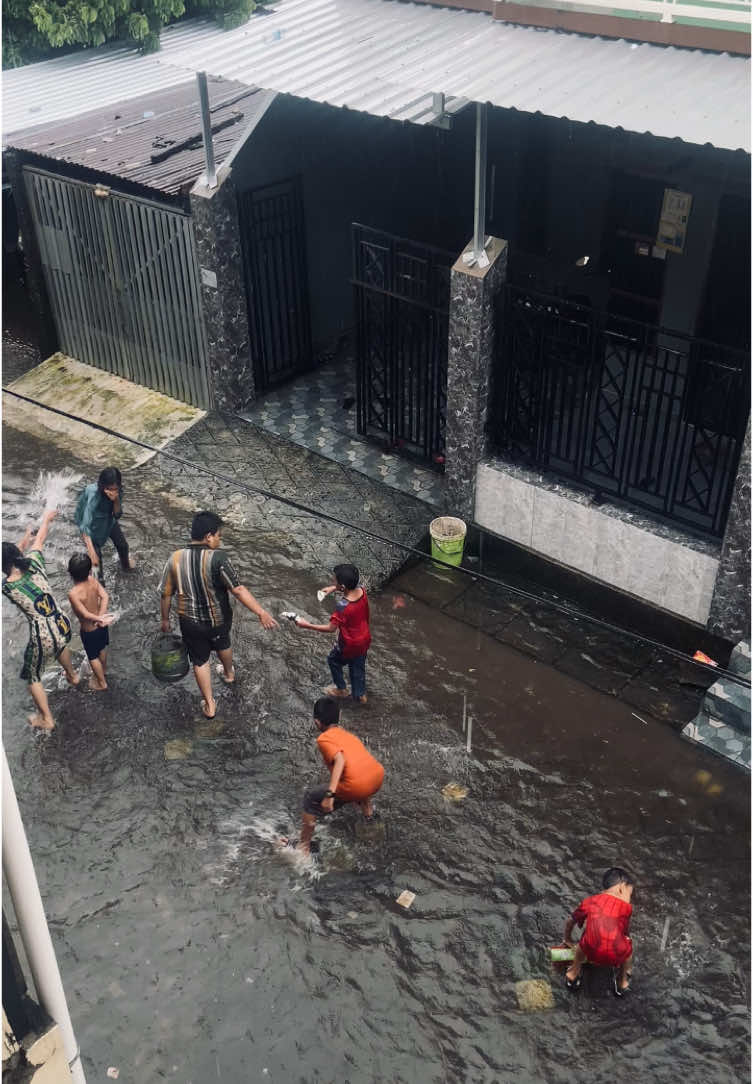 Yang bikin nagih duduk diteras klau hujan #vibeshujan #hujan #fyp 