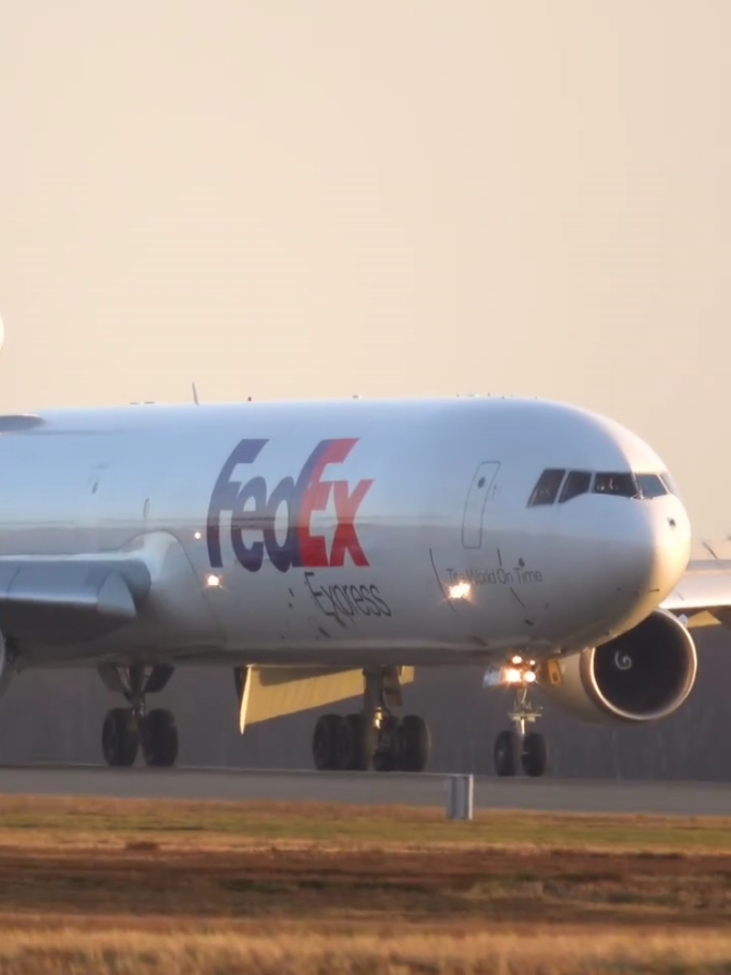 McDonell Douglas MD-11 FedEx✈️❤️#mcdonelldouglasmd11 #aviacioncomercial #md11fedex #aviation #futuropiloto #pilot #airport #aviationlovers #work #thelife #parati #xyzbca @FedEx 