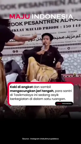 Sekelompok santriawan dan santriawati di pondok pesantren Al-Hasanah kota Tasikmalaya sedang asyik berkegiatan di dalam satu ruangan. Namun, yang membuat video itu viral karena suasana di dalam ruangan tersebut para santri menunjukan sikap yang kurang baik. Terlihat salah satu santriawan mengangkat kaki saat memegang mic dan beberapa santriawatinya mengacungkan jari tengah ke arah kamera. Tak dapat dipungkiri, tentunya hal ini mencoret “citra baik” pendidikan pesantren di mata publik. Bagaimana menurutmu? 🤔 ____________ #MajuIndonesia #MajuIDN #Indonesia #Tasikmalaya #InfoTasikmalaya #Tasik #InfoTasik #Pesantren #Islam #Muslim #Jakarta #Bekasi #InfoJakarta #infobekasi #JawaBarat #InfoJawaBarat #infojabar
