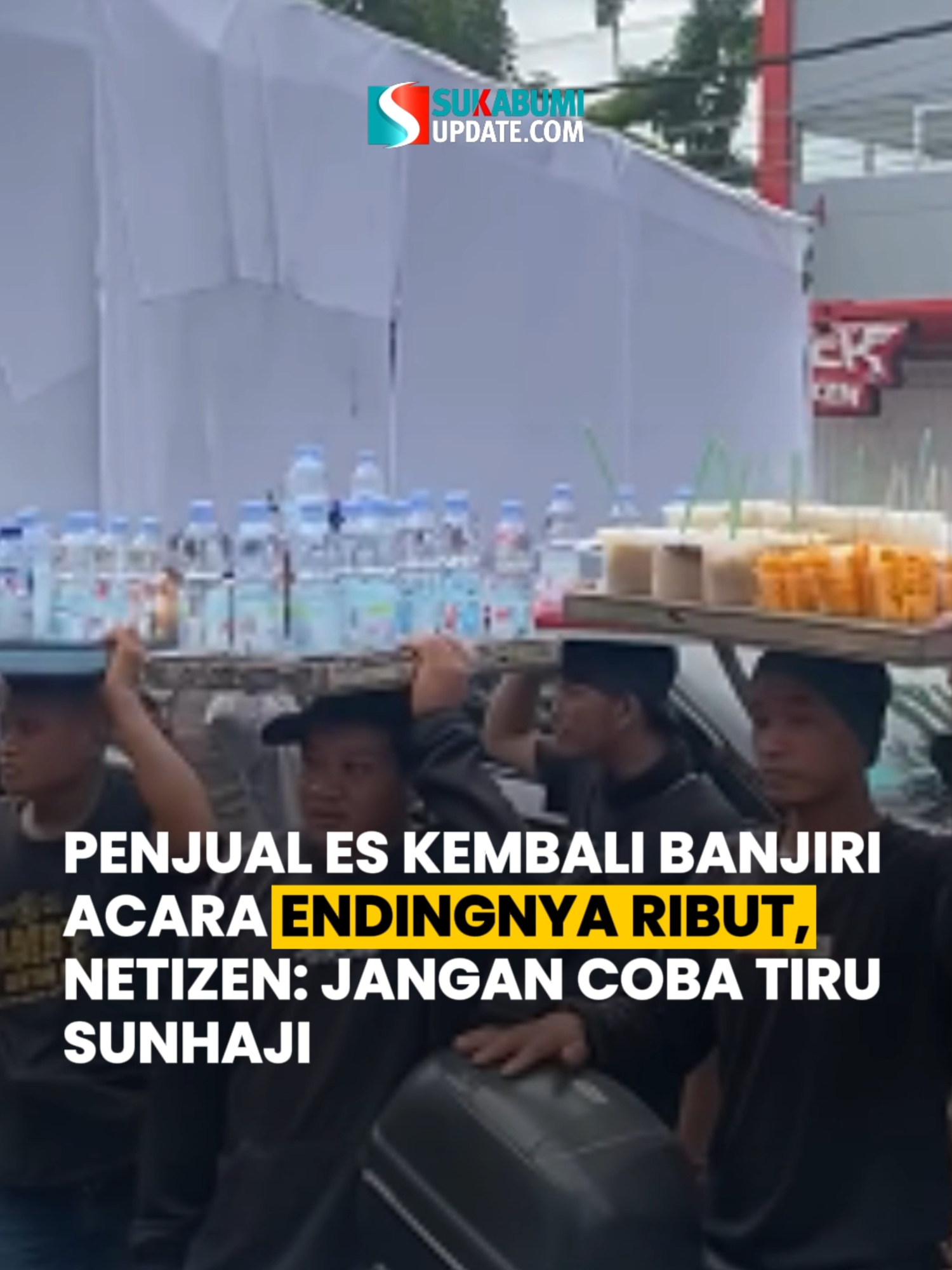 Akun @ini_blora mengunggah video saat penjual es mengerumuni acara dan diduga berakhir dengan ribut satu sama lain. Rekaman video memperlihatkan penjual es yang sudah menerima uang. 