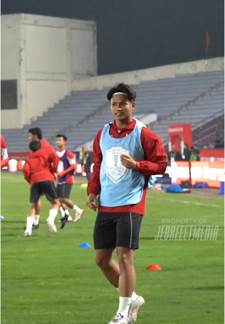 Momen latihan Timnas Indonesia 🇮🇩 di Stadion Viet Tri jelang lawan Vietnam 🇻🇳. Semoga bisa curi poin penuh di kandang Vietnam 🇻🇳, Garuda 🦅! #JEBREEET #JEBREEETmedia #JEBREEETIndonesia #TimnasIndonesia #MitsubishiElectricCup2024 #KitaGaruda