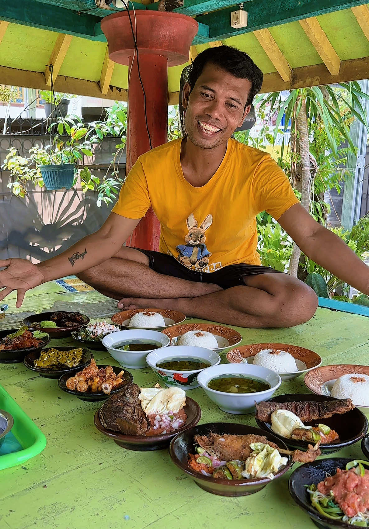 Kedai kaola Alamat nya masuk gang depan toko hakata  Kampung baru bilasundung ,desa paokmotong kec.masbagik lombok timur NTB Buka setiap hari 09: 30 am - 20:00 pm WITA  Yg mau info lebih lanjut cuss dm tiktok adminnya ya @bq.intans25 bisa atau follow sosmednya ya @kedai_kaola.#udinsedunia #udinsedunialombok #udinseduniaofficial #kedaikaola #kedaikaolalotim #kulinerlombok #kulinertiktok #lombokkuliner #masakanlombok #kedai 