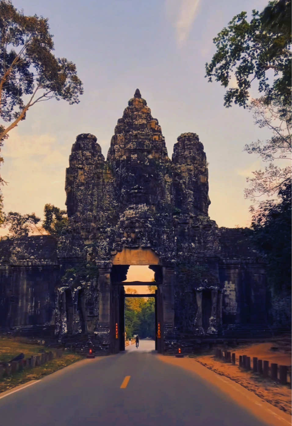 #angkorwatcambodia #ancientcity #សៀមរាបផ្ទះខ្ញុំ #tiktok #capcut #foryou #fyp #fypシ゚viral 