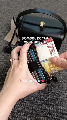 Dompet Kartu Nora Card Muat Banyak dari Mossdoom.  Beli nya di Keranjang kuning di pojok kiri bawah.  #noracard #dompetmossdoom #dompetkartu #dompetmuatbanyak #dompethitam #dompetkoin #dompetwanita #dompetperempuan #mossdoom #CuanTanpaBatas #cuantanpabatas #gebyarbelanjadesember #GebyarBelanjaDesember 