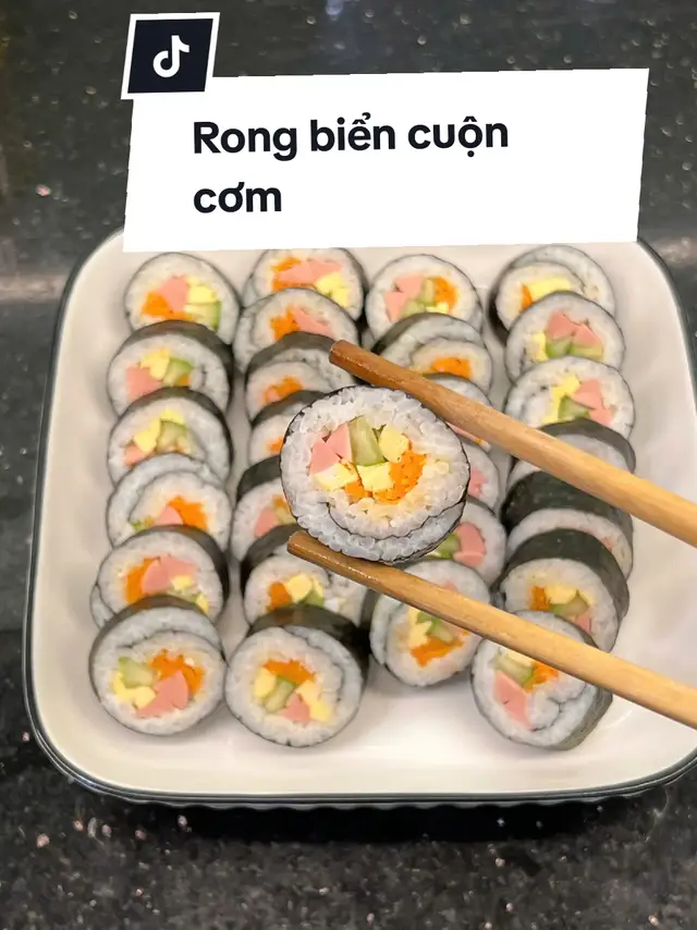 rong biển cuộn cơm dễ ăn lắm . #nauancungtiktok #moingaymotmonngon #xuhuong #trending #nauan #kimbap #rongbiencuoncom 