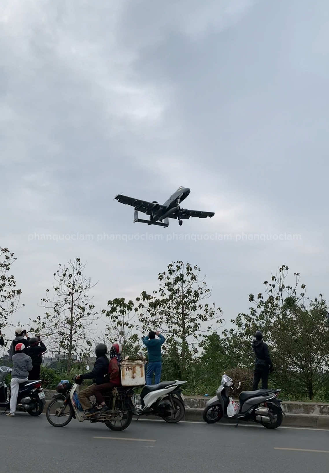 2 chiếc A-10 Thunderbolt hạ cánh xuống sân bay Gia Lâm vào 12h trưa ngày 15/12, phục vụ mục đích trưng bày cho Triển lãm Quốc phòng quốc tế Việt Nam 2024 🫶 #a10thunderbolt #trienlamquocphongquocte2024 