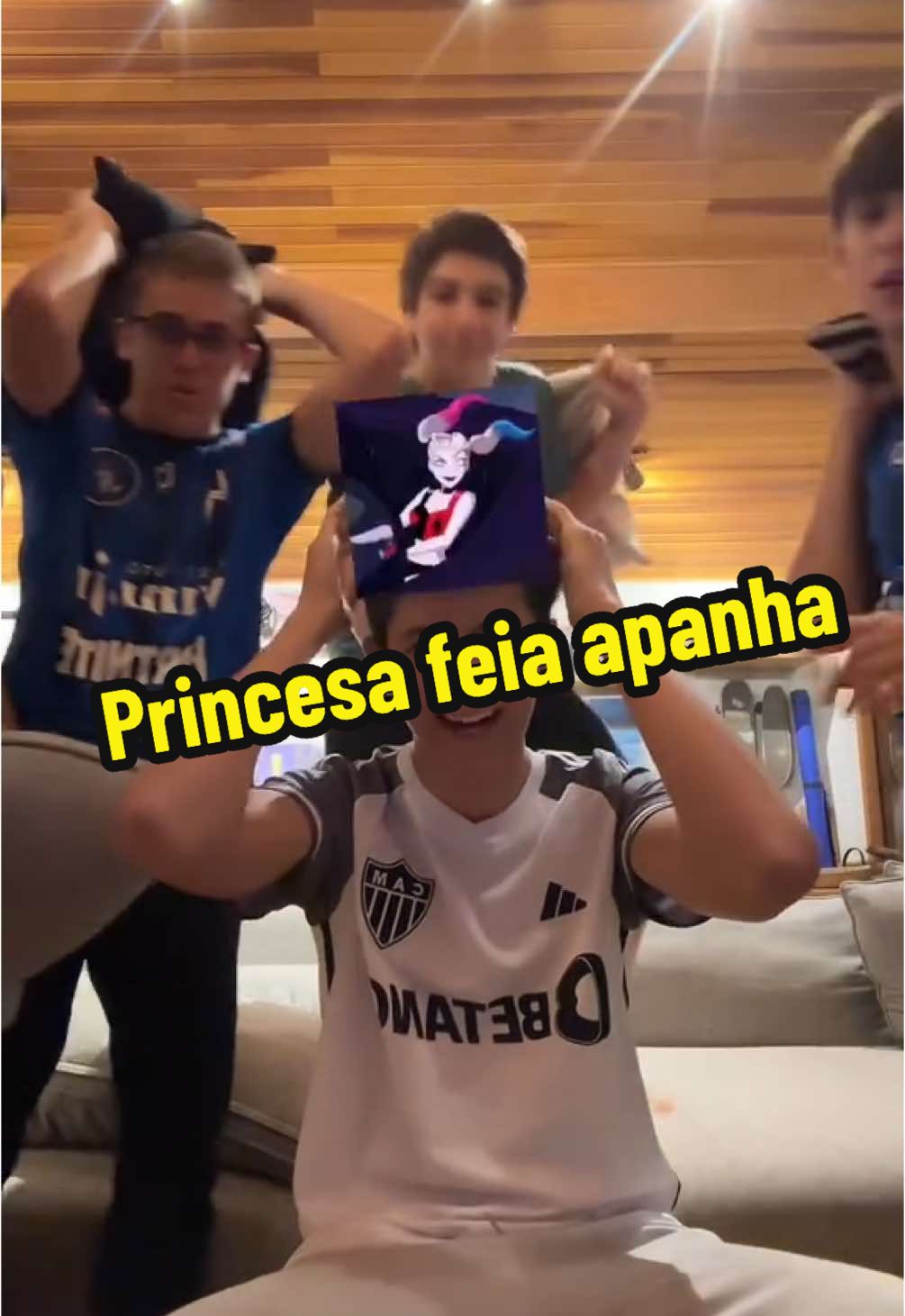 Princesa feia apanha.#fyp #fy #hashtag #zoega #foryouu #futebol #amigos #paravoce #resenha 