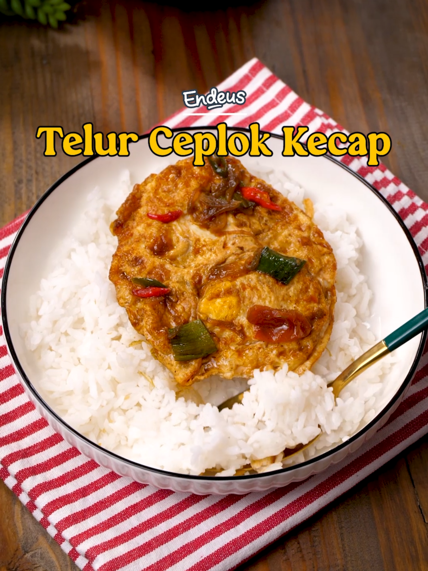 Masuk musim libur jadi mager masak? Jangan khawatir! Bumbu ini siap level up telur ceplok dirumahmu ✨ Telur Ceplok Kecap Bahan: minyak goreng 8 butir telur 3 siung bawang putih, iris halus 3 butir bawang merah, iris halus 1 batang serai, memarkan 3 lembar daun jeruk 2 buah cabai merah keriting, iris serong tipis 1 buah cabai hijau keriting, iris serong halus 3 sdm kecap manis 200 ml kaldu ayam ½ sdt garam ½ sdt merica bubuk 1 buah tomat merah, iris-iris 1 batang daun bawang, iris 1 cm Cara membuat: 1. Panaskan 5 sdm minyak goreng dalam wajan datar, buat telur ceplok secara bertahap hingga matang. Angkat, tiriskan. 2. Dalam wajan lain, panaskan 3 sdm minyak. Tumis bawang putih, bawang merah, serai, daun jeruk, cabai merah dan cabai hijau hingga harum. 3. Tambahkan kecap manis, kaldu ayam, garam, dan merica, aduk. Masak hingga mendidih. 4. Masukkan tomat, daun bawang dan telur ceplok. Masak hingga kuah agak menyusut, angkat. 5. Sajikan telur ceplok kecap dengan nasi putih. Selamat mencoba! Ikuti terus endeus.tv untuk temukan resep masak sehat, masak cepat, dan masak hemat asli teruji setiap hari! ⁣⁣⁣⁣⁣⁣⁣⁣⁣⁣ #Endeus #food #fyp #cooking #telur #reseptelurceplokkecap #ideresep #resepmasakan