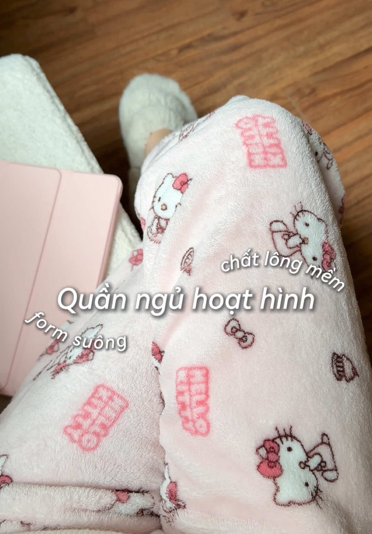 Quần ngủ lông Hello Kitty vừa xinh vừa ấm để chống chọi lại cái lạnh của miền Bắc 🥶  #emsocday #quanlong #quanbong #quanngumuadong #quanhellokitty 