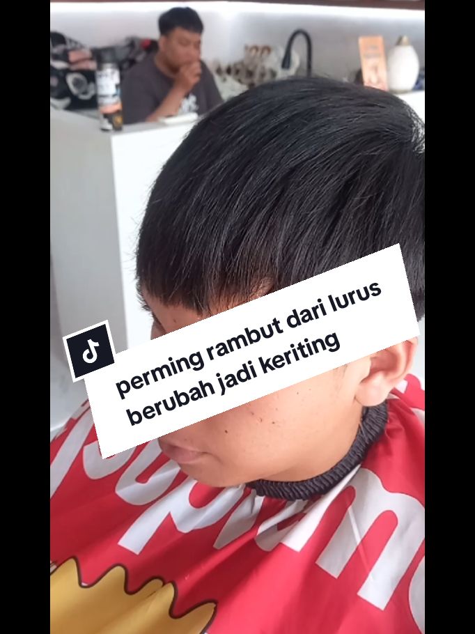 coustamer kita hari ini pengen merubah rambutnya dari rambut lurus susah di atur menjadi ikal atau keriting(curly),yo yang mau dldi perming seperti ini langsung aja cek lokasi tepatnya di kota tasikmalaya #kangcukuramatir #fyp #TikTokAwardsID #viralvideo 