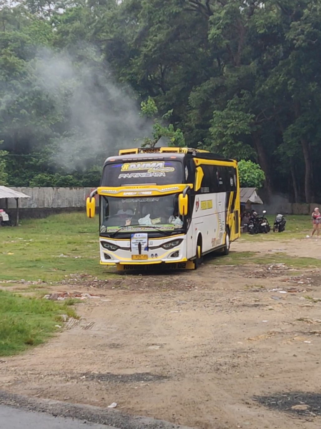 Sabodo Teuing 😋 @tomirahmanursyifa02 @mangyadiiapriliastyle1  #teameweuhkacape #huntingbus📸 #buspariwisata #rahhmanursyifa #trending #fypシ゚viral #xyzbca 