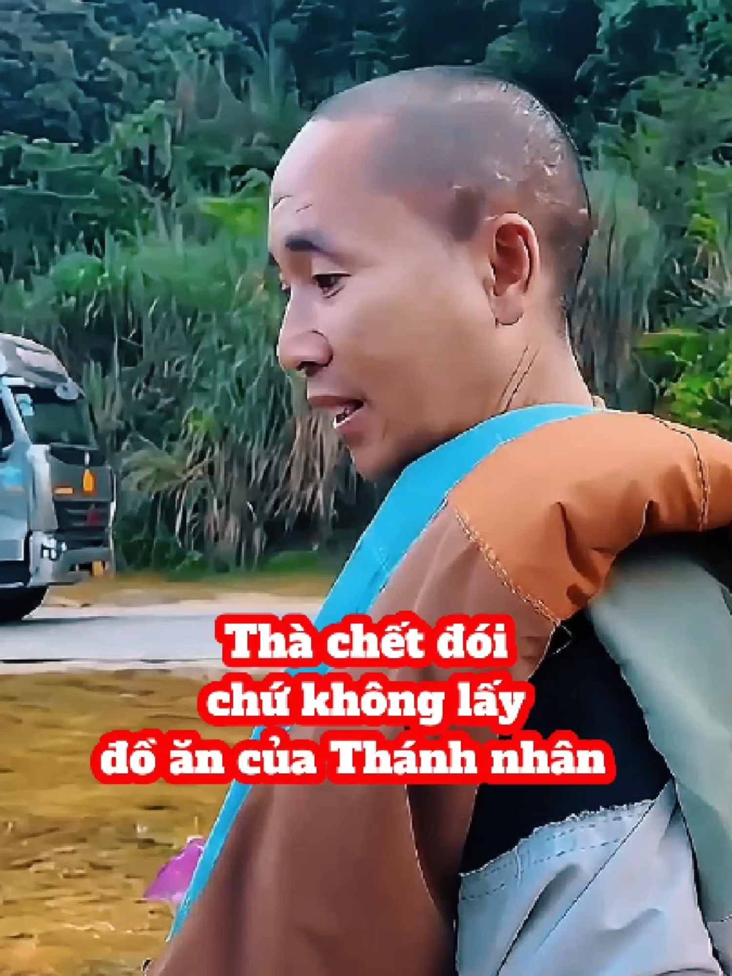 Thà chết đói chứ không giành đồ ăn của Thánh nhân - Sư Minh Tuệ chia sẻ.   Một phật tử lễ phép hỏi Sư Minh Tuệ về việc nhận đồ ăn từ các sư sau khi họ đã thọ thực. Phật tử ấy mong muốn hiểu rõ hơn ý nghĩa của việc này theo quan điểm Phật pháp. Với vẻ từ bi và giọng nói trầm ấm, Sư Minh Tuệ giải thích rằng, theo truyền thống, các sư thường thọ thực trước để duy trì sức khỏe, sau đó phần còn lại mới được bố thí cho những người khác. Tuy nhiên, Ngài nhấn mạnh rằng hành động này không chỉ dựa vào nghi thức mà còn phản ánh tâm từ bi và sự chia sẻ.  Ngài giải thích thêm rằng, trong những trường hợp cần thiết, nếu có người cần giúp đỡ gấp, các sư có thể ưu tiên dành phần trước cho họ, bởi tâm từ của người tu hành luôn hướng tới việc giúp chúng sinh giảm khổ. Nhưng ngược lại, nếu một người cố ý giành lấy phần của các bậc xuất gia vì lòng tham, điều này có thể tổn phước và tự tạo nghiệp cho bản thân. Lời giảng nhẹ nhàng của Ngài đã làm sáng tỏ rằng, cốt lõi của mọi hành động không nằm ở nghi thức, mà ở tâm ý và sự tôn kính đối với Tam Bảo.