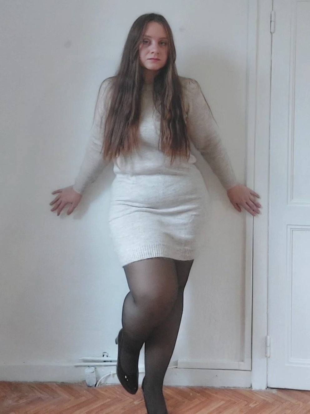 Bon je crois que je vais avoir du mal à me couper les cheveux.... #emelineparentpics #France #fashiontiktok #outfit #outfitideas #outfitinspo #outfits #dimanche #sunday #whitedress #mode #longhair 