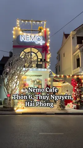 Một chiếc cafe nhỏ xinh nhưng chục cái view chụp. Góc nào góc nấy cũng xịn tha hồ chụp Noel và chụp sinh nhật nè. Quán cho thuê đồ nữa đó nha, nhiều váy xinh lém. Note lại lẹ lẹ mấy bà ưiii !!! #nemocafe #nemohaiphong #quancafeviewdephaiphong #chupnoel #coffeehaiphong 