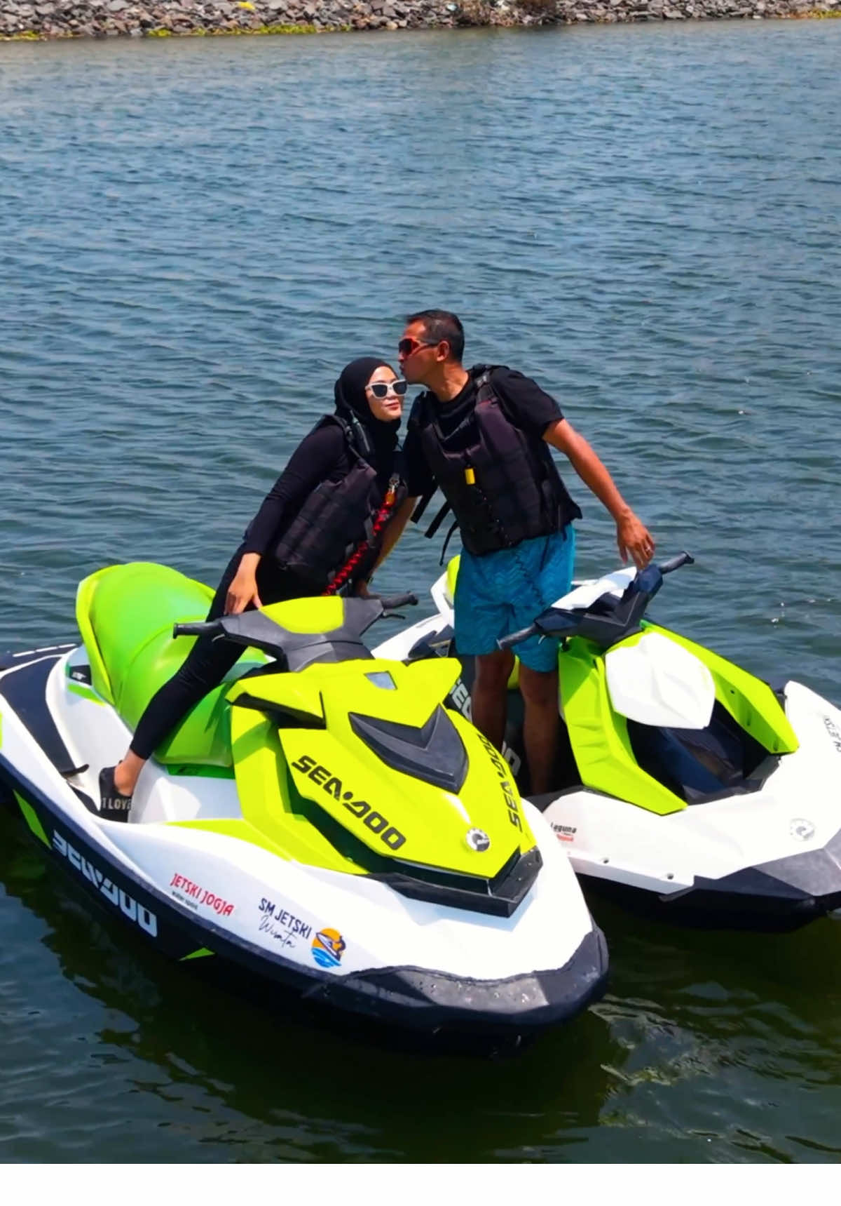 Bayangin aja dulu ke jogja bareng pasangan main jetski seasik ini. semoga tahun 2025 tercapai wistlistnya ya 💚😍✨ #jetskijogja #lagunaviewdepok #bantul #explorejogja #jogja24jam #liburancheck #tahunbaru