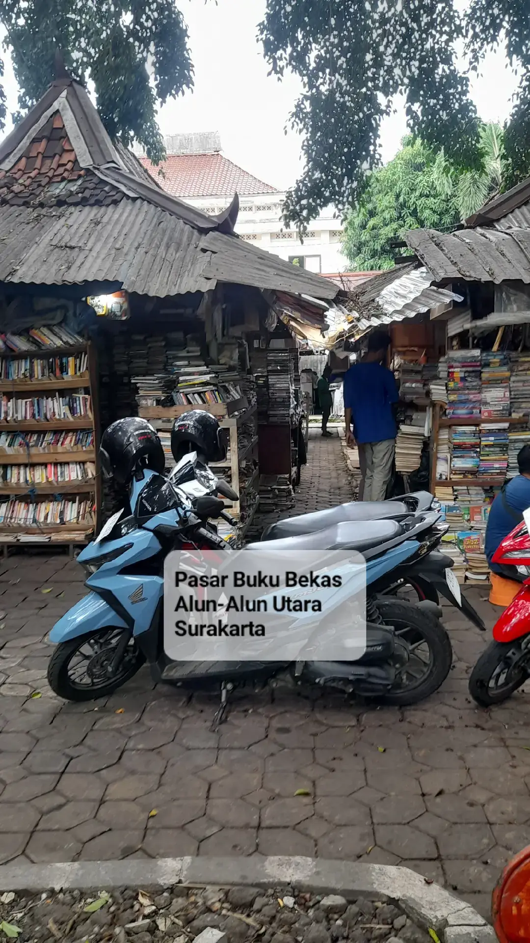 Mau tahu darimana saya dapat buku aneh2 untuk referensi tiap video saya? Pasar Buku Bekas Alun-Alun Utara Surakarta jawabannya Disini saya rutin mencari aneka buku resep atau berkebun jadul Harganya murah, bisa ditawar, dan kualitasnya pun bagus-bagus Buat anda yang ingin mencari buku untuk menambah koleksi, saya sarankan ke pasar buku bekas terdekat di kota anda Kalau beli online, harganya bisa naik 5x lipat #solo #kotasolo #buku #baca #membaca 