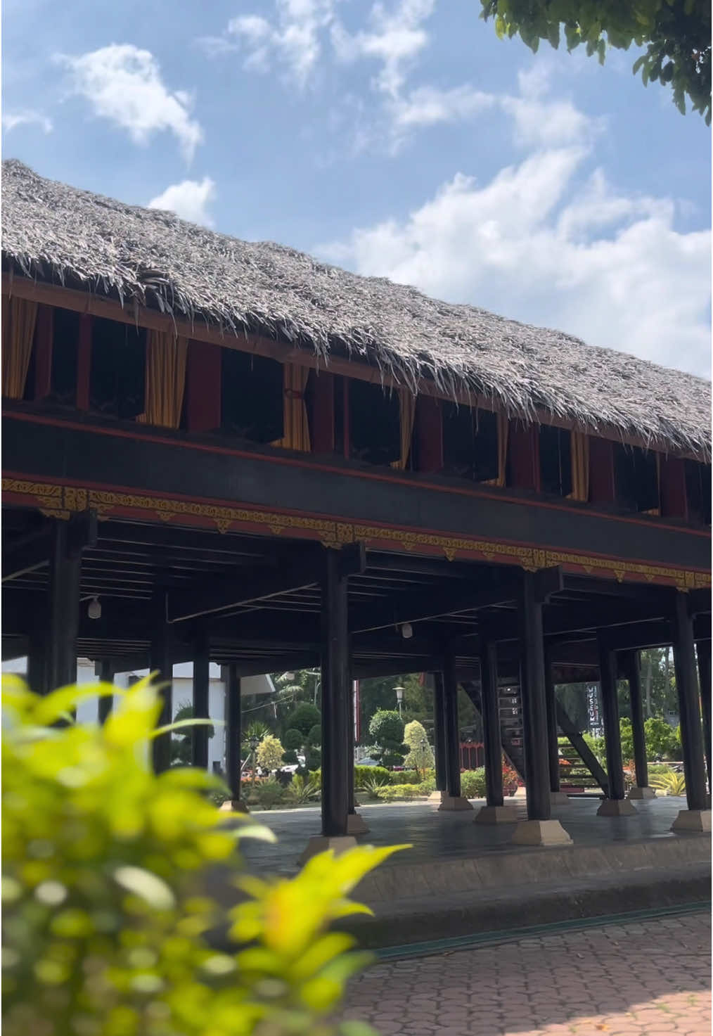 Menurut kalian, apa filosofi paling menarik di balik desain Rumoh Aceh yang membuatnya tetap relevan sampai sekarang? #fyppppppppppppppppppppppp #fyp #fypシ゚viral #aceh #kotabandaaceh #acehviral #acehtiktok #acehtiktokerscomunity #acehlonsayang❤️ #hobanews  #BandaAcehBerseri #KeAcehAja #PesonaBandaAceh #BandaAcehJuara #ExploreBandaAceh #AcehBergaya #BandaAcehIndah #SejarahBandaAceh #WisataBandaAceh #BandaAcehTerindah #RumohAceh #KearifanLokalAceh #PesonaRumohAceh #RumahAdatAceh #WarisanBudayaAceh #ExploreAceh #RumohAcehViral #ArsitekturTradisional #CintaBudayaAceh #AcehHeritage