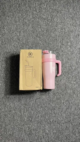Tumbler nya super cute bgt. kapasitasnya pun sudah besar 1,2liter. cocok bgt dibawa buat bepergian jalan
