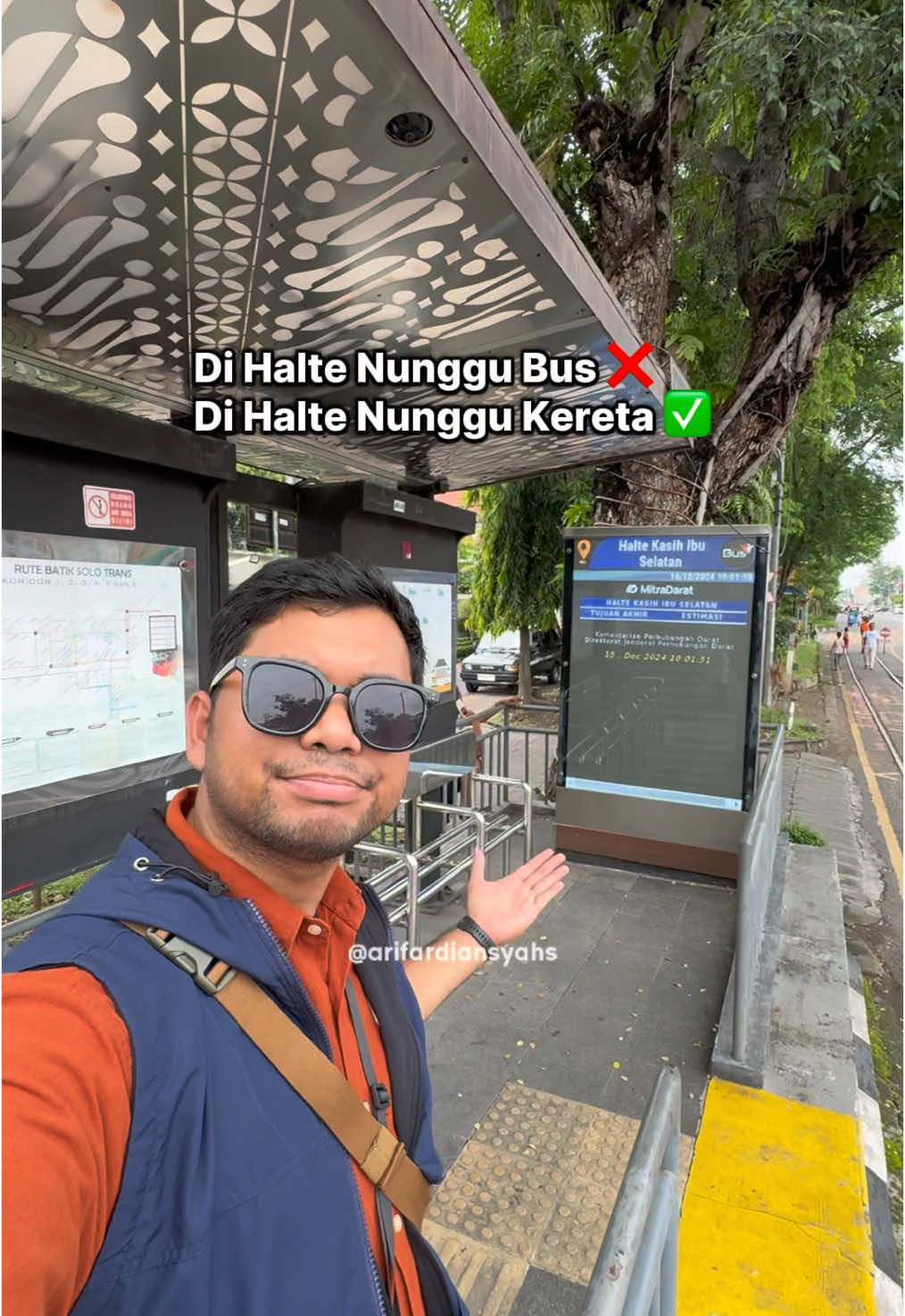 KA Batara Kresna melintas langsung di Jalan Slamet Riyadi Kota Solo. Salah satu kereta yang melintas di Tengah Kota berbarengan dengan kendaraan lain seperti bus dan mobil.  Tiketnya terjangkau, Hanya Rp. 4,000 Subsidi Kereta Perintis.  Ada yang pernah naik kereta Batara Kresna? #batarakresna #solo #keretaapi #kotasolo #keretaperintis #railfans 