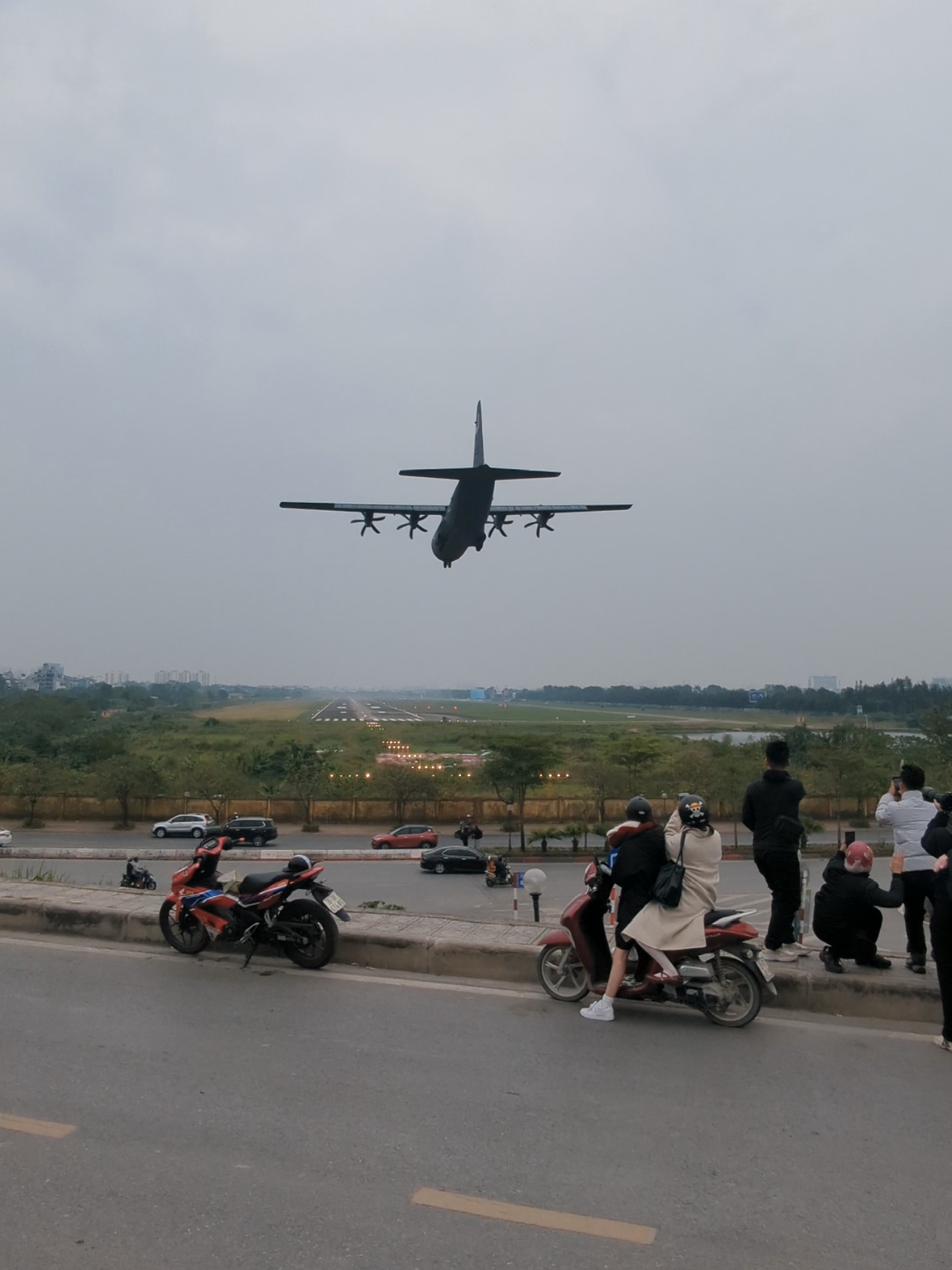 Lực sĩ C-130J cũng đã đến sân bay Gia Lâm