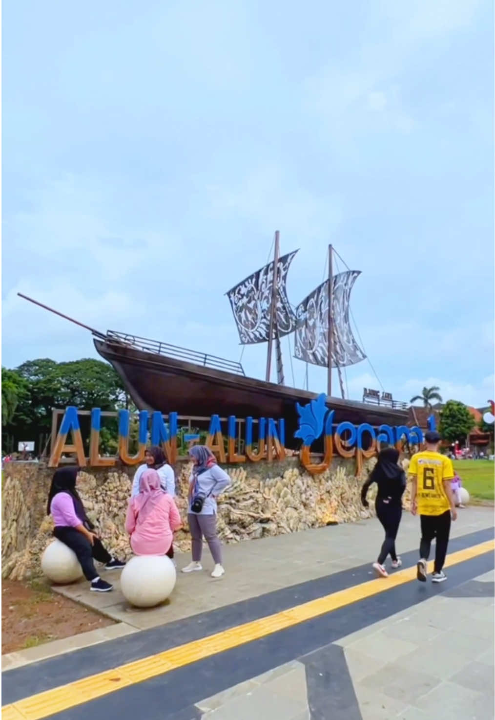 Pesona baru Alun Alun 1 Jepara yang sudah resmi dibuka untuk umum. Antusias warga Jepara yang ikut meramaikan, adakah kalian di CFD pagi tadi?  #alunalunjepara #jepara #jepara24jam #jeparahits #jeparahariini #jeparakotaku #jeparabumikartini #jeparapride #jeparaviral 