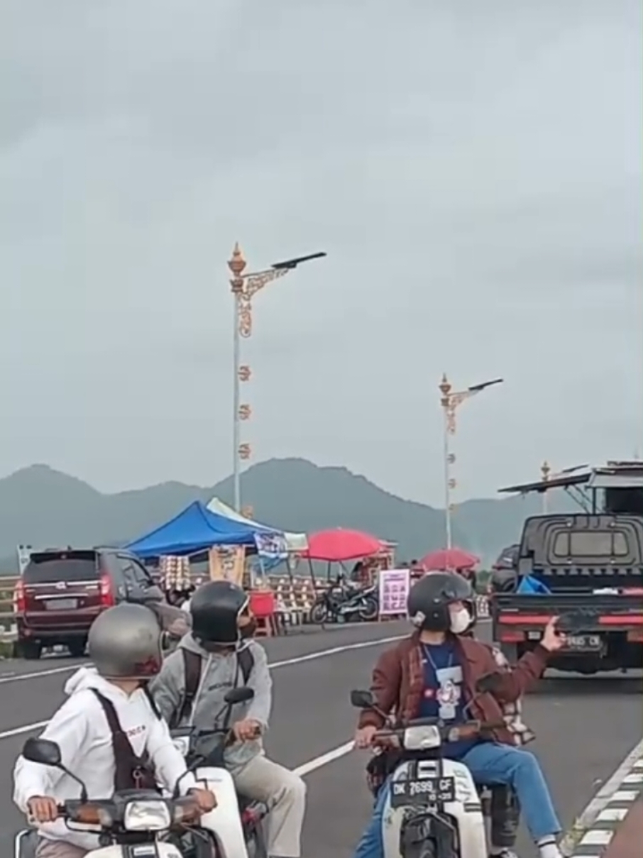 Jembatan di Lokasi yang akan dibuat Pusat Kesenian Bali di Klungkung sudah mulai dipakai berjualan warung