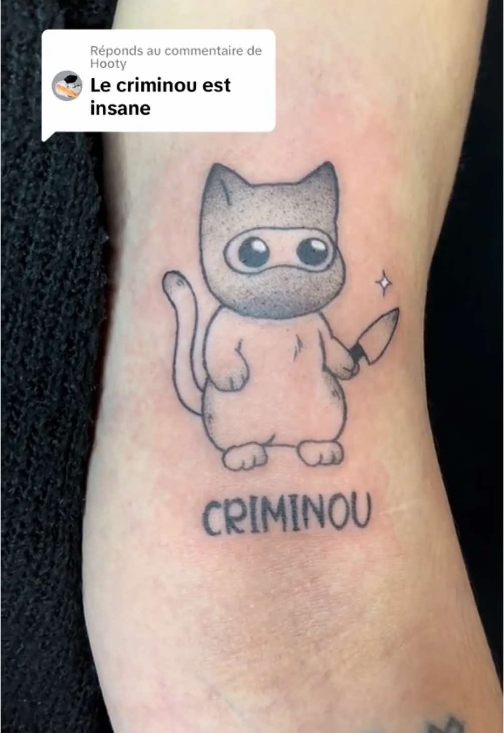 Réponse à @Hooty vraiment le criminou a eu tellement de succès, c’est incroyable ! Maaais du coup il a été réservé très vite! Merci Amélie de ta confiance 🥰 Si vous voulez des petits tattoos dans ce style, je tatoue à Toulouse chez Les Larmes de Crocodile! N’hésitez pas à aller voir mon insta pour plus d’infos 😊 #tattoo #tatouage #tattootoulouse #tattooflash 