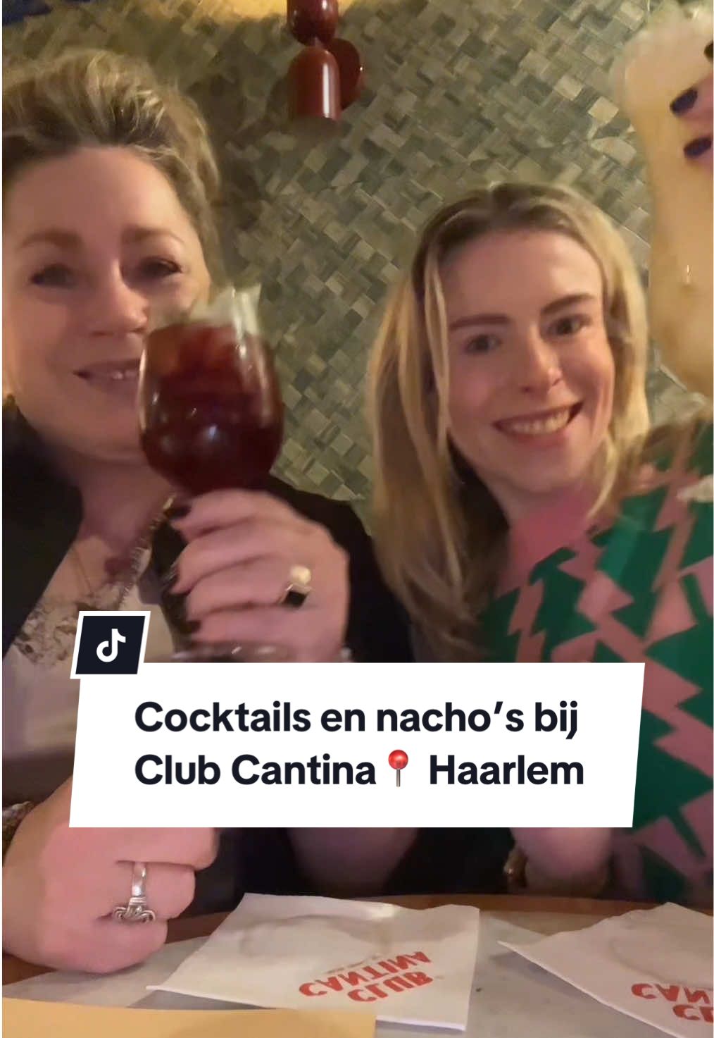 @Rian Gerritsen en ik waren bij Club Cantina in Haarlem, waar onze ogen groter waren dan onze maag maar waar we zéker terugkomen! Alleen al voor de borrelplank… 😏 @Club Cantina ✨ #foodguide #haarlem #clubcantina #nachos #etenendrinken #horeca #eatsandouts #uiteten #haarlemrestaurant #haarlemfood #mexicaans #mexicaanseten #mocktails #drankjes #borrelplank #borrelen #shareddining #haarlemhotspots #haarlemhotspot #mexicanfood #hapjes 