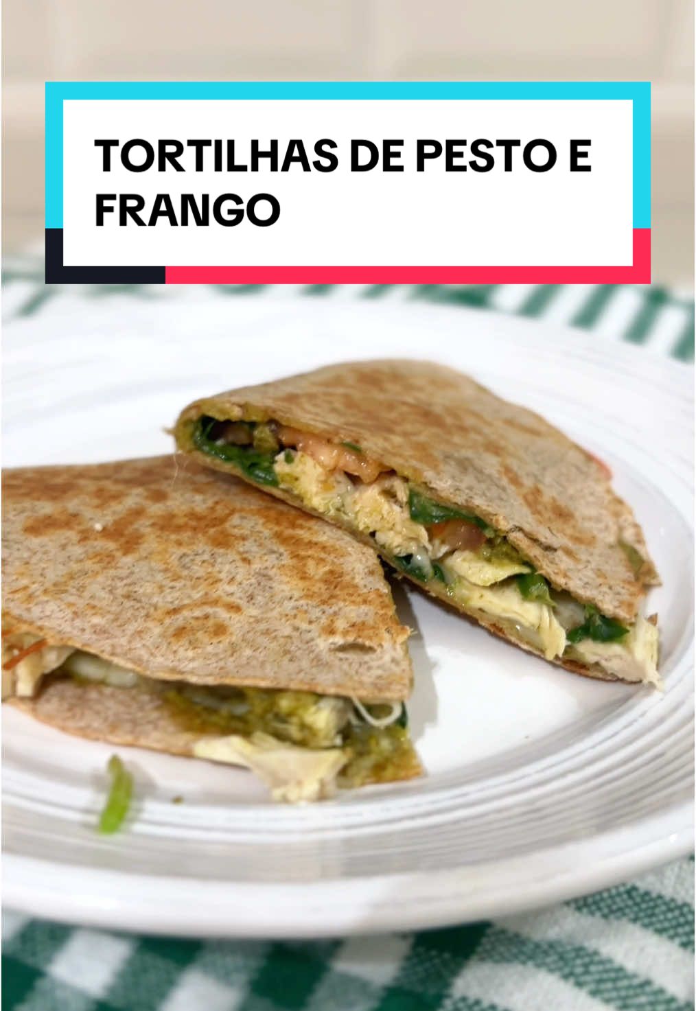 Tortilhas de pesto e frango: aquela refeição rápida para desenrascar quando não temos mais nada feito. Para 1 pessoa: 1 tortilha integral 2 c. Sopa de molho pesto Frango desfiado (podem usar restos) 1 mão cheia de folhas de espinafres 1 c. Sopa de queijo ralado magro Rodelas de tomate Aquecer uma frigideira. Espalhar o molho pesto por cima da tortilha. Cobrir com os espinafres, rodelas de tomate, o frango e o queijo. Dobrar a tortilha ao meio e cozinhar na frigideira por alguns minutos de cada lado até estar dourada e o queijo ter derretido. . . #FoodTok #aprendenotiktok #aprendinotiktok #receitasimples #receitasfaceis #tortilha #frango #pesto #receitastiktok 