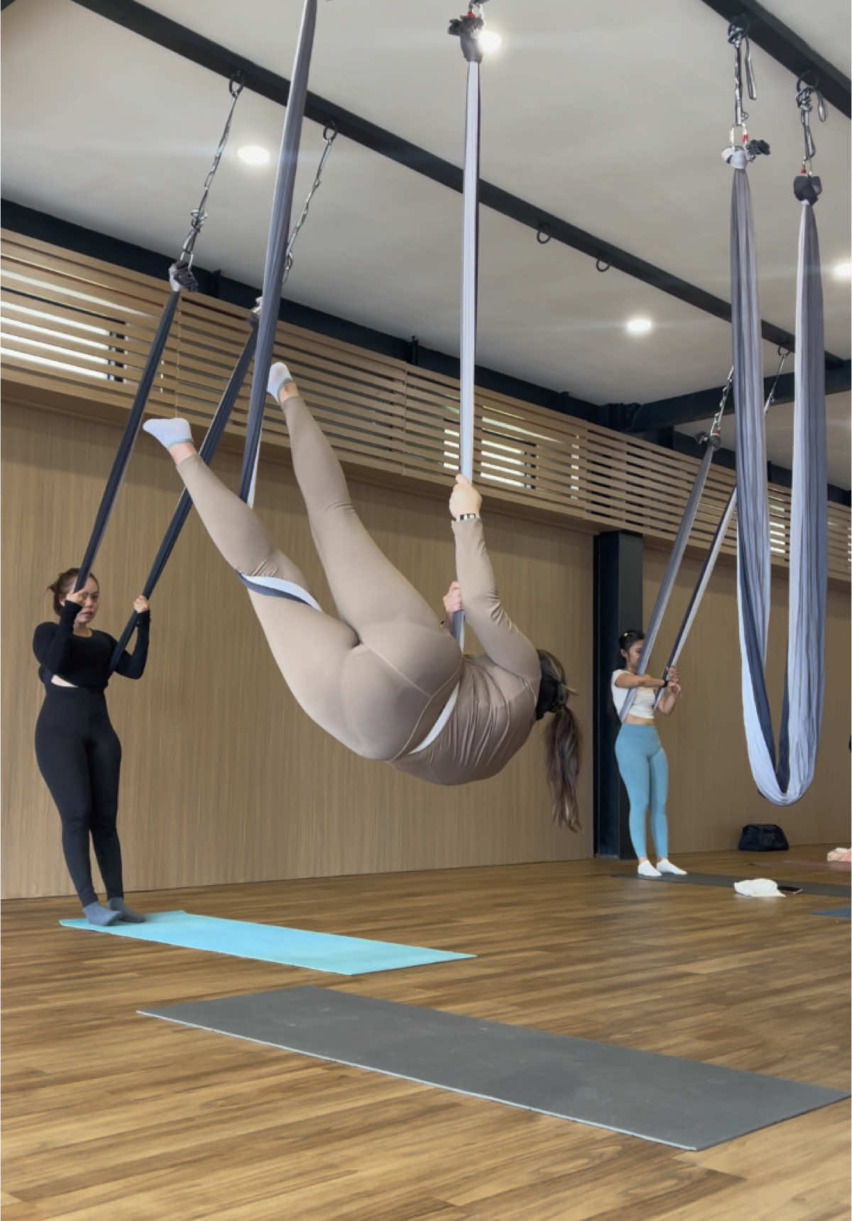 Presenter belajar AERIAL YOGA 🧘‍♀️ #presenter #aerialyoga #mcpalu